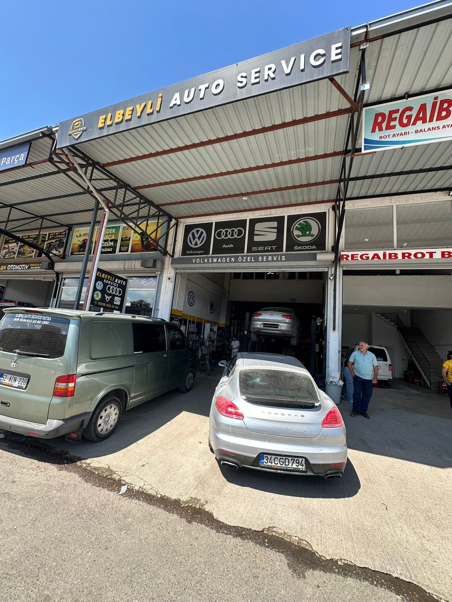 Elbeyli Auto Service atölyesi önünde bir performans aracı