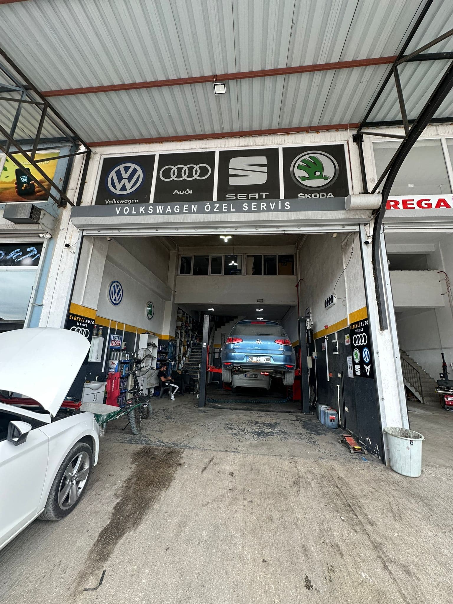 Elbeyli Auto Service atölyesinde liftte bakımdaki araç