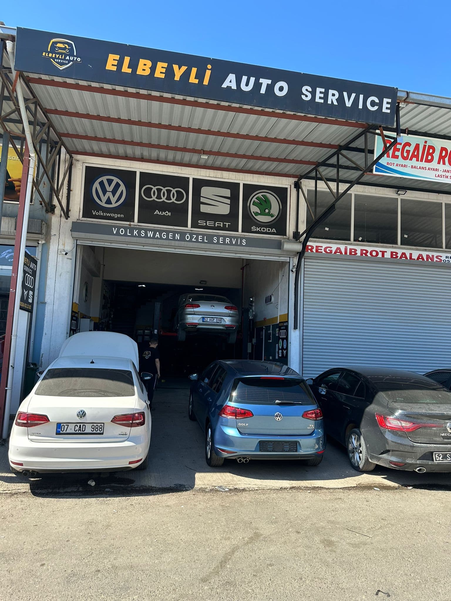 Elbeyli Auto Service atölyesinde bakımdaki bir araç