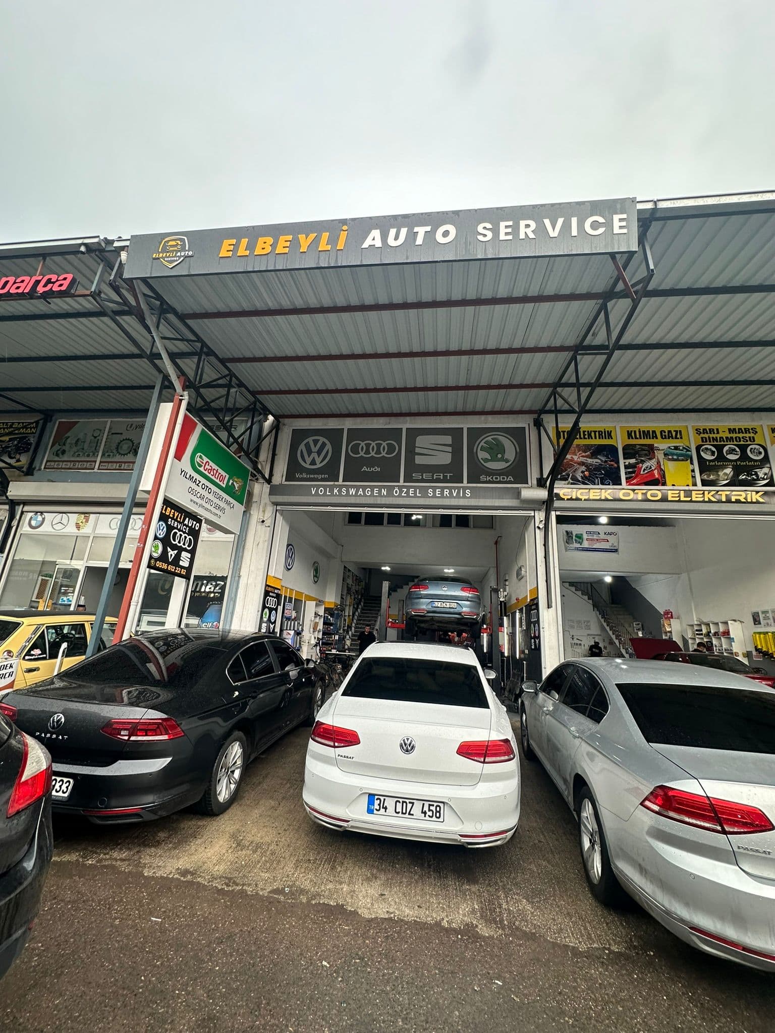 Elbeyli Auto Service atölyesinde liftte bakımdaki araç